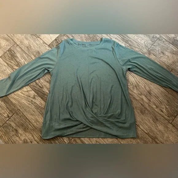 LOT 12 TOPS EUC 2x/3x - EUC - Picture 9 of 13